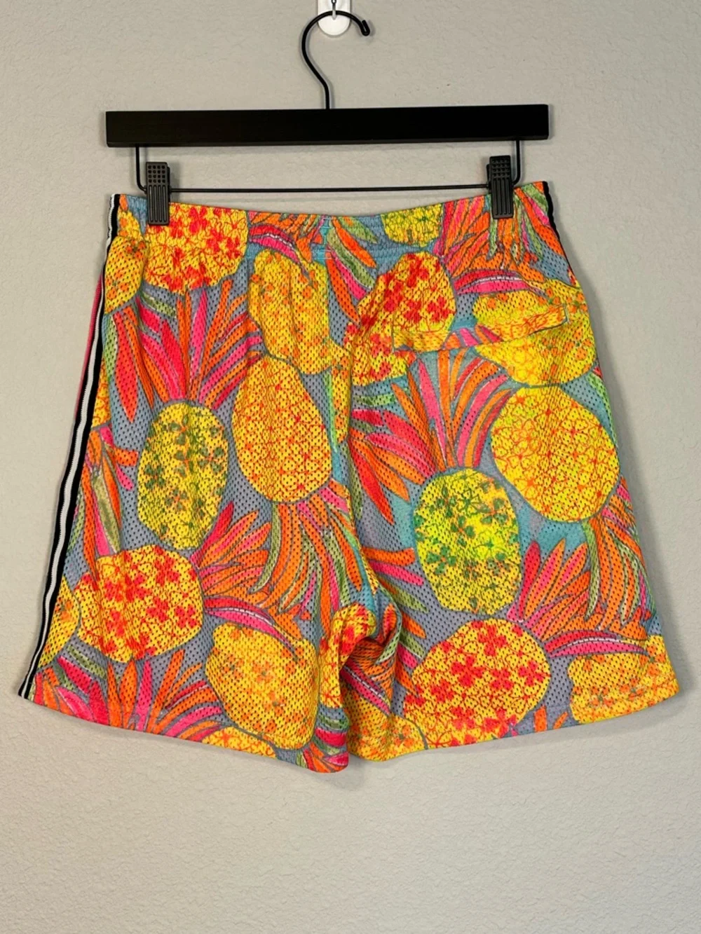 Chubbies The Hooligans Neon Pineapple Mesh Lined Shorts 5.5” Inseam Size Large